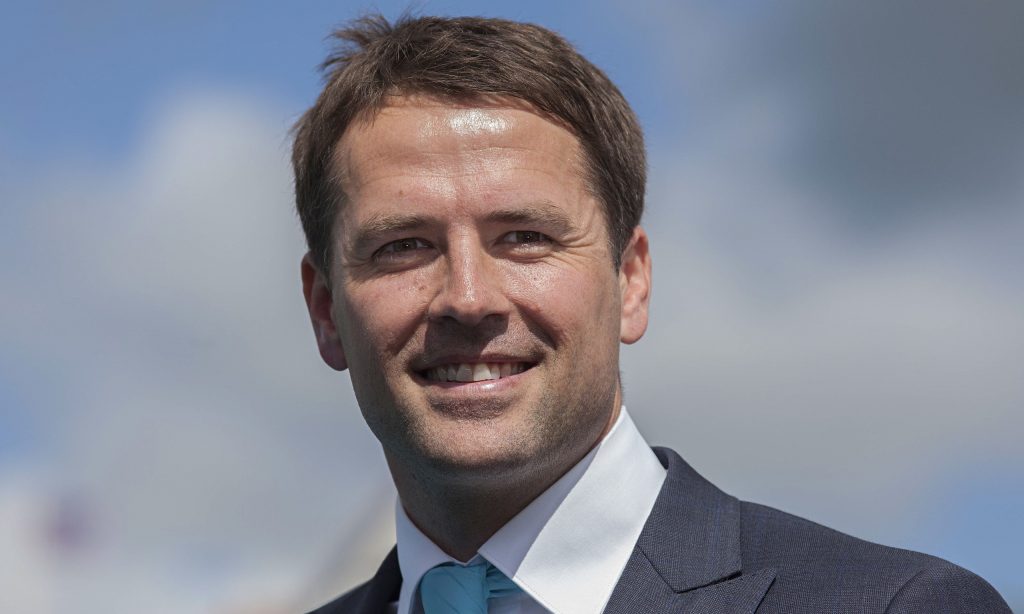 Michael Owen uses Liverpool example to hit out at Manchester United.