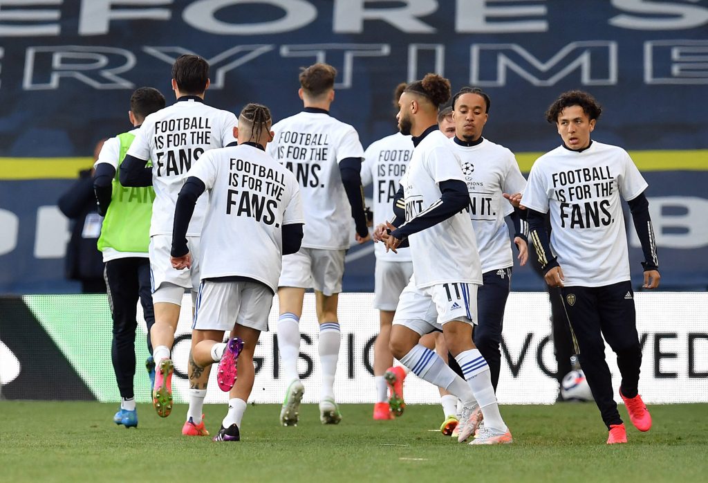 Leeds United players sporting their special warm-up t-shirts before their game against Liverpool. (imago Images)