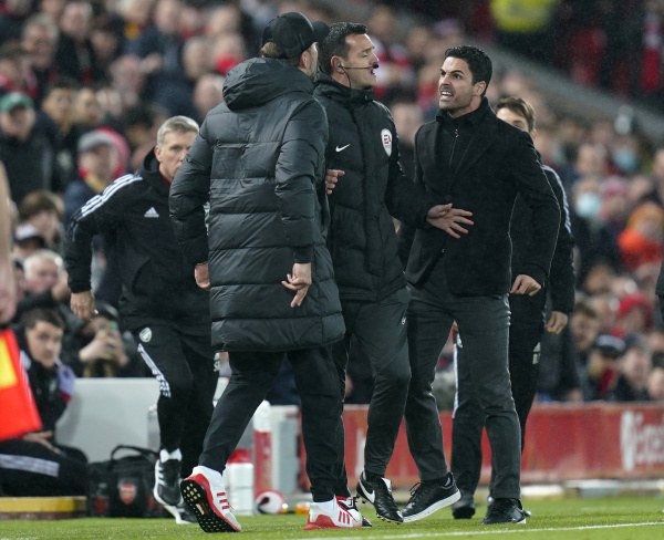 Sky Sports pundits Gary Neville and Jamie Carragher downplay the chances of Liverpool beating Arsenal at Anfield. (Credit: EPA)