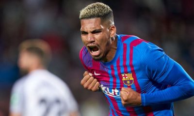 Ronald Araujo rejects lucrative Liverpool offer to stay loyal to Barcelona.