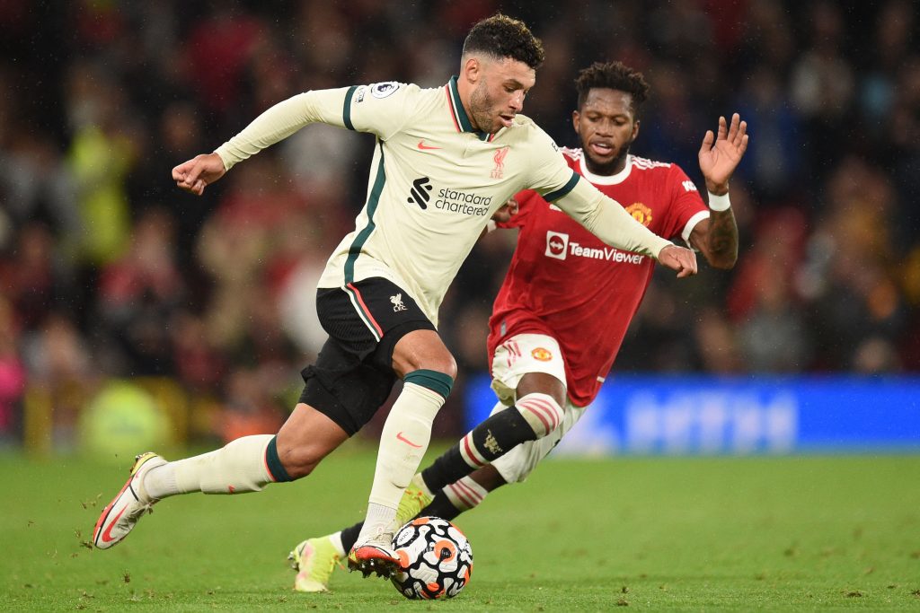 Alex Oxlade-Chamberlain (L) vies with Manchester United's Fred.