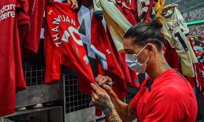 Darwin Nunez signing shirts for Liverpool fan in Singapore. (Image: @Darwinn99 on Twitter)