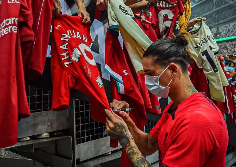 Darwin Nunez signing shirts for Liverpool fan in Singapore. (Image: @Darwinn99 on Twitter)