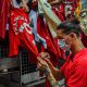 Darwin Nunez signing shirts for Liverpool fan in Singapore. (Image: @Darwinn99 on Twitter)