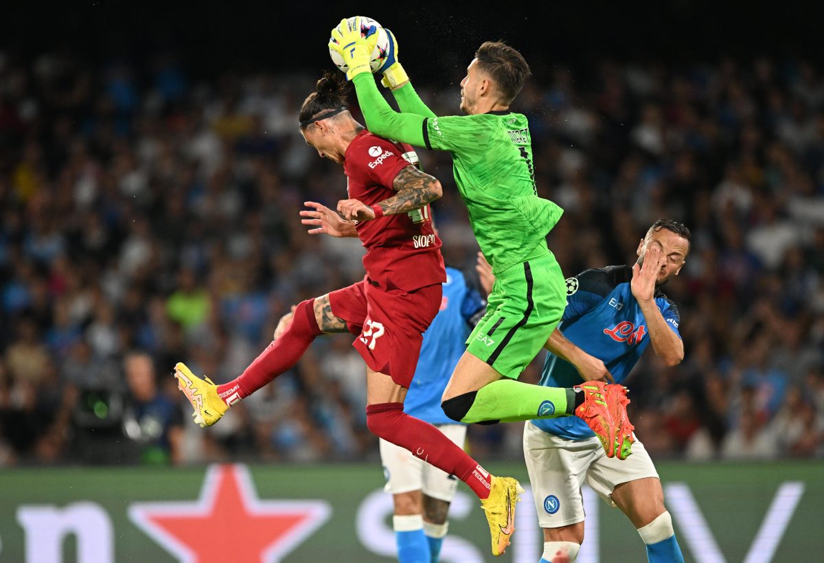Alex Meret of SSC Napoli catches the ball while under pressure from Darwin Nunez of Liverpool. (Photo by Francesco Pecoraro/Getty Images)