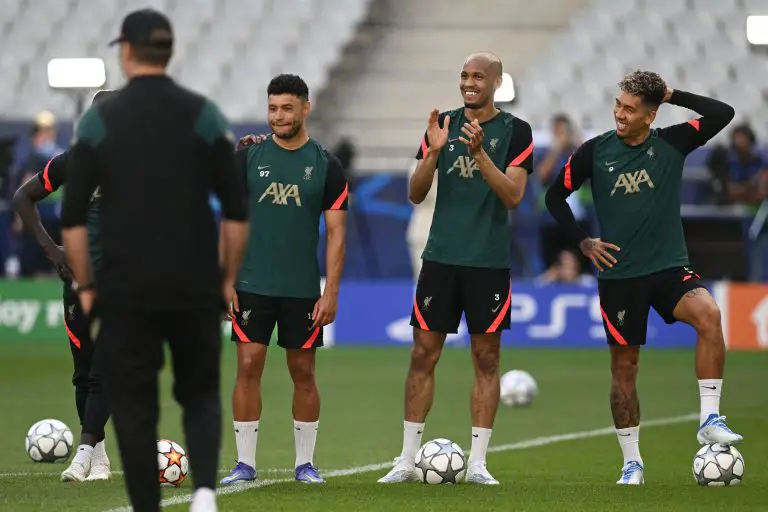 Alex Oxlade-Chamberlain with Fabinho and Roberto Firmino in Liverpool training. (Photo by PAUL ELLIS/AFP via Getty Images)