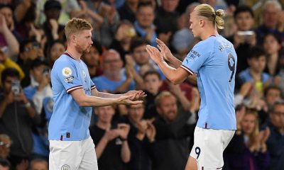 Erling Haaland with Manchester City teammate, Kevin de Bruyne. (Photo by OLI SCARFF/AFP via Getty Images)