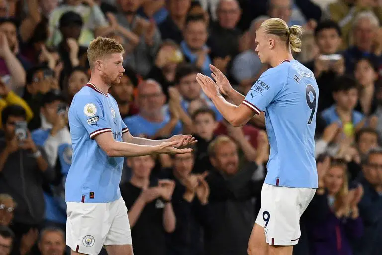 Erling Haaland with Manchester City teammate, Kevin de Bruyne. (Photo by OLI SCARFF/AFP via Getty Images)