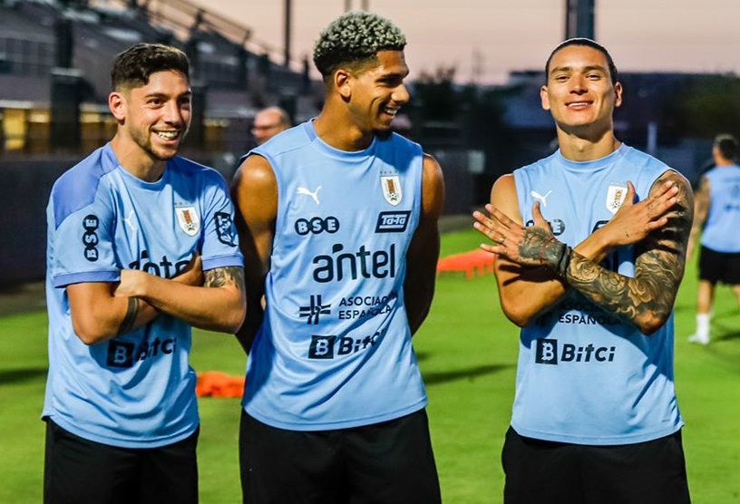 Darwin Nunez bersama rekan setim Uruguay Federico Valverde dan Ronaldo Araujo. 