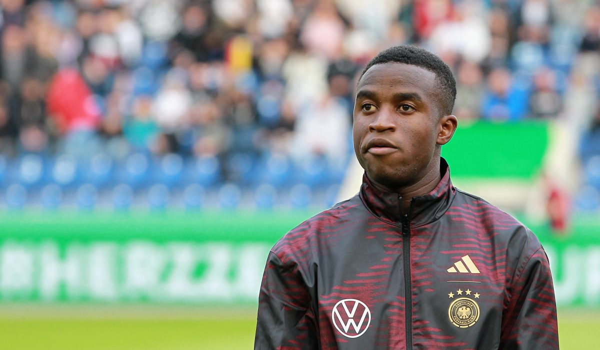 Julien Laurens urges Youssoufa Moukoko to stay at Dortmund amidst Liverpool interest.