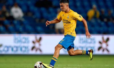 Liverpool willing to pay £22m to sign La Liga forward Alberto Moleiro with Barcelona also keen.