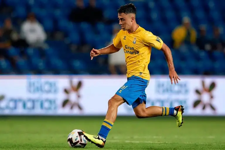 Liverpool willing to pay £22m to sign La Liga forward Alberto Moleiro with Barcelona also keen.