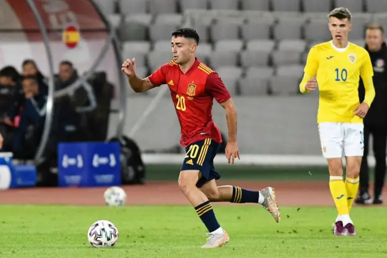 Alberto Moleiro in action for Spain U21.