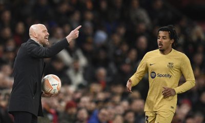 Manchester United's Dutch manager Erik ten Hag alongside Barcelona's Jules Kounde.