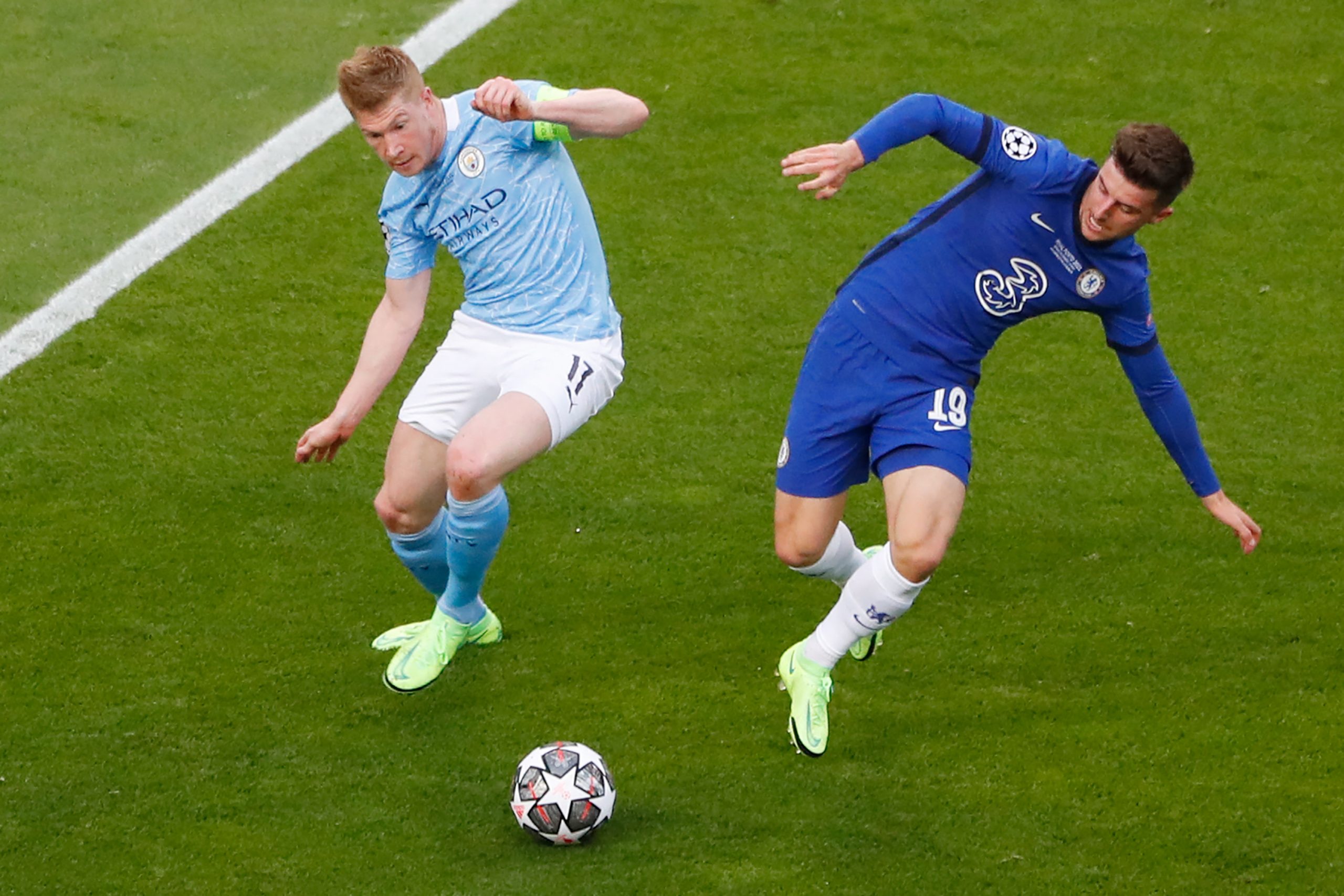 Chelsea's English midfielder Mason Mount vies for the ball with Manchester City's Belgian midfielder Kevin De Bruyne.