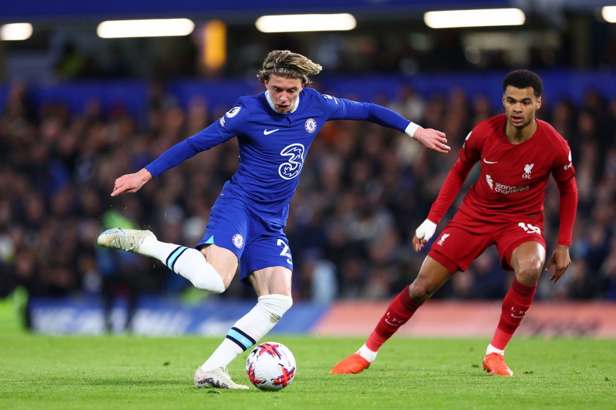 LONDON, ENGLAND - APRIL 04: Conor Gallagher of Chelsea passes the ball while under pressure from Cody Gakpo of Liverpool during the Premier League match between Chelsea FC and Liverpool FC at Stamford Bridge on April 04, 2023 in London, England.