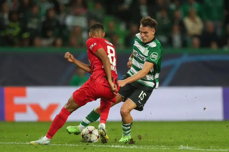 Frankfurt's Swiss midfielder Djibril Sow (L) fights for the ball with Sporting Lisbon's Uruguayan midfielder Manuel Ugarte.