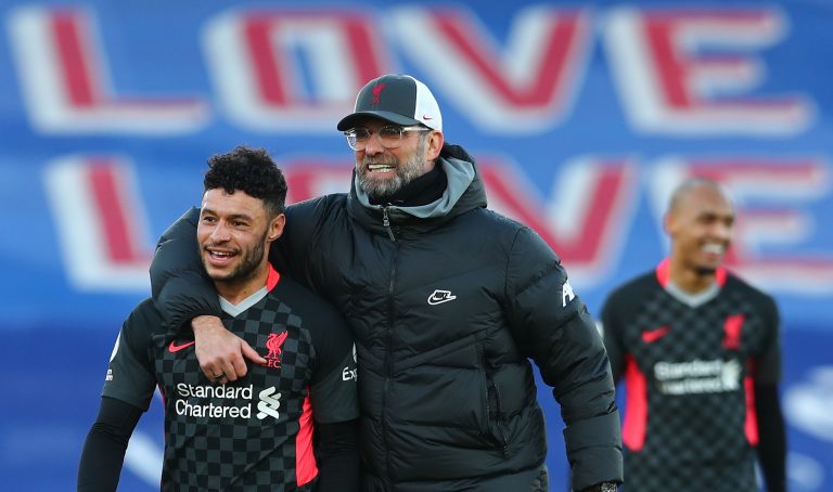 Liverpool's English midfielder Alex Oxlade-Chamberlain with Jurgen Klopp (C) and walk off. (Photo by CLIVE ROSE/POOL/AFP via Getty Images)
