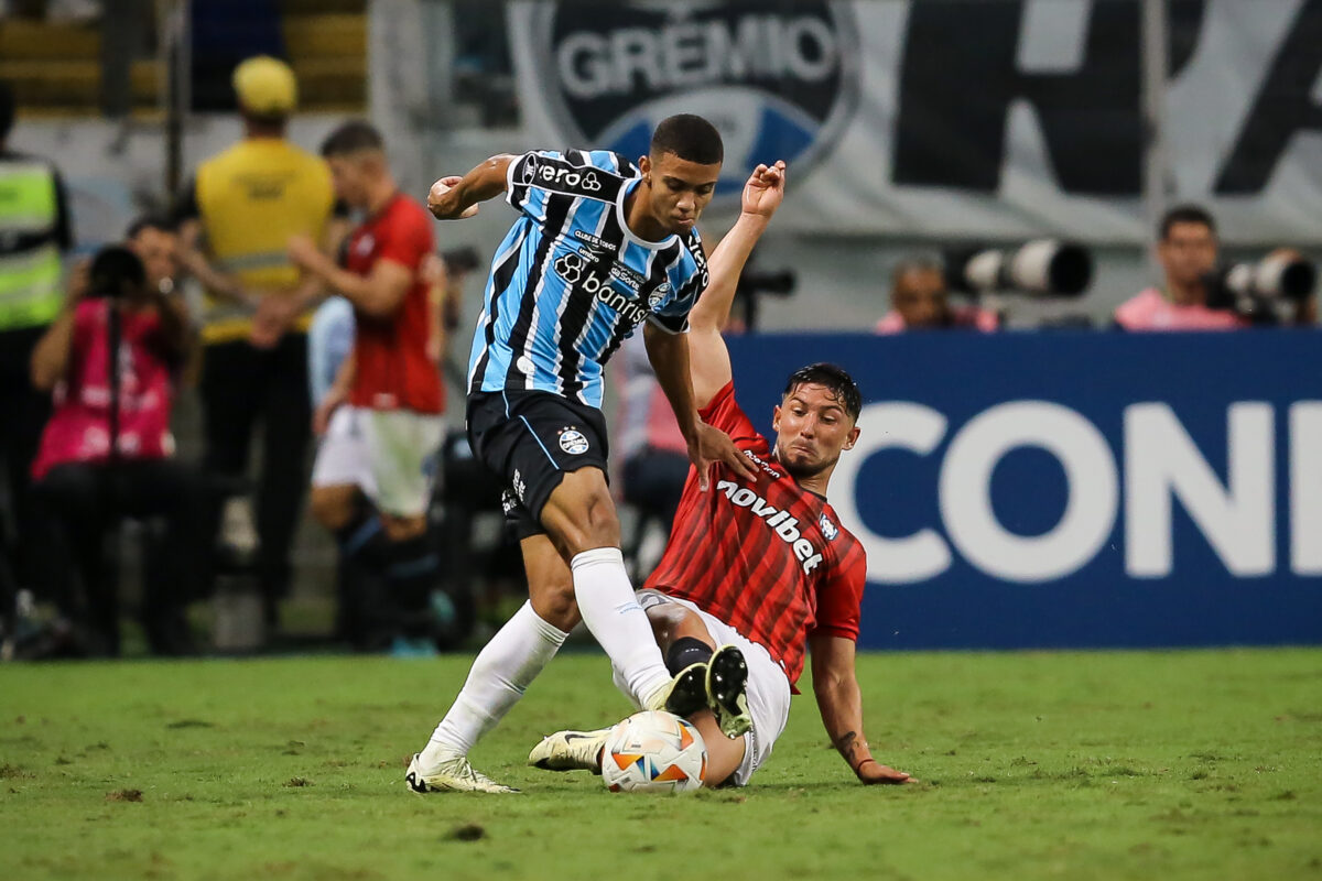 PORTO ALEGRE, BRAZIL - APRIL 9: Gustavo Nunes of Gremio and Felipe Loyola of Huachipato compete for the ball during the Copa CONMEBOL Libertadores 2024 group C match between Gremio and Huachipato at Arena do Gremio on April 9, 2024 in Porto Alegre, Brazil. (Photo by Pedro H. Tesch/Getty Images)