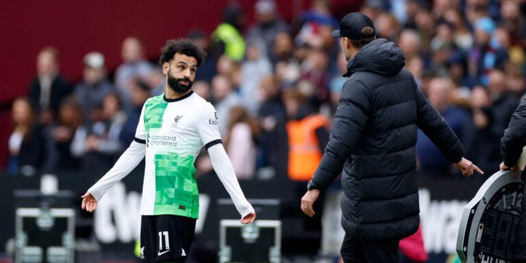 Liverpool boss Jurgen Klopp and Mohamed Salah argue on the touchline against West Ham.