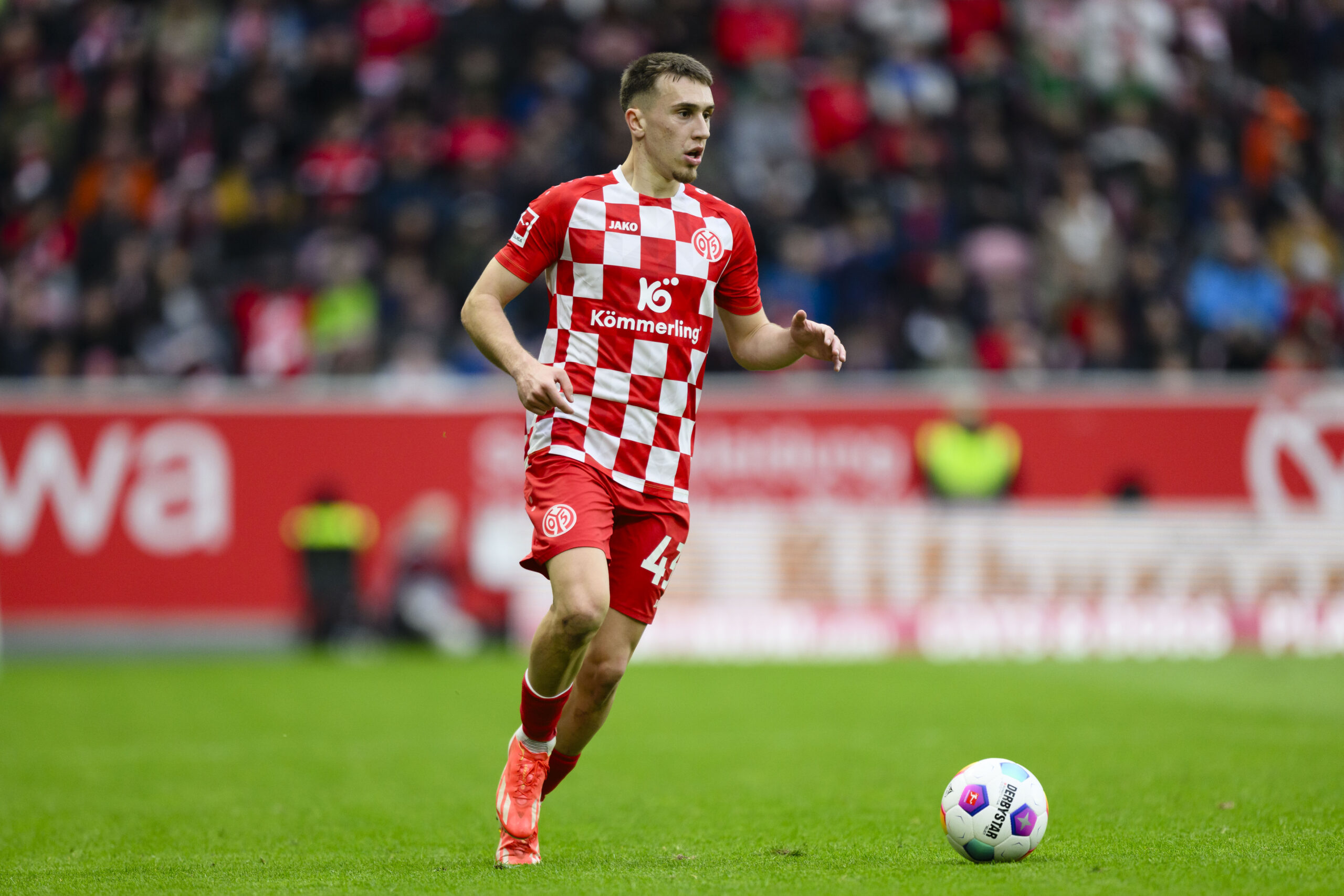 MAINZ, GERMANY - APRIL 28: Brajan Gruda of Mainz 05 controls the ball during the Bundesliga match between 1. FSV Mainz 05 and 1. FC Köln at MEWA Arena on April 28, 2024 in Mainz, Germany. (Photo by Helge Prang/Getty Images) (Photo by Helge Prang/Getty Images)