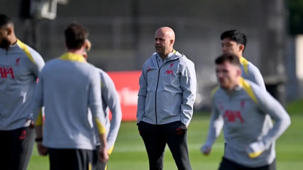 Liverpool head coach Arne Slot training the senior team ahead of their Premier League clash against Arsenal at the Emirates Stadium. (Credit: Liverpoolfc.com)